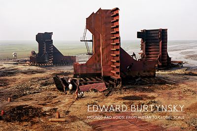 Edward Burtynsky Mounds and voids : from human to global scale